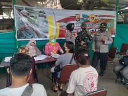 Batalyon Vaksinator NTB Berikan Vaksin ke Pedagang Pasar Roek