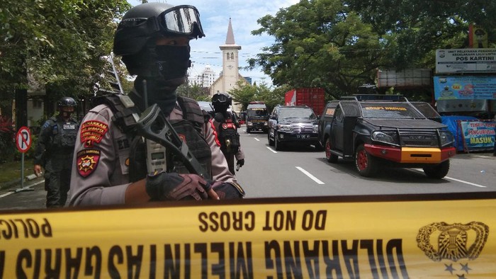 Sebuah ledakan bom bunuh diri terjadi di Gereja Katedral Makassar, Sulsel. Sejumlah petugas kepolisian pun bersiaga di area sekitar lokasi ledakan.