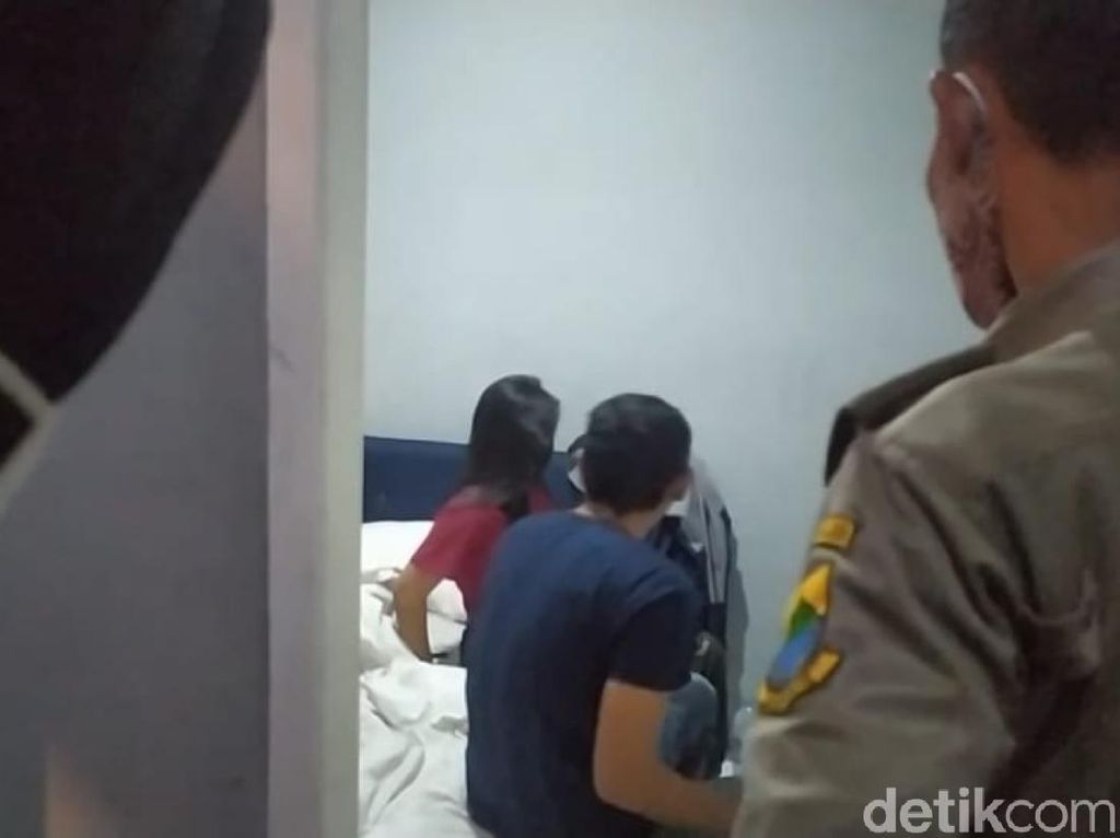 Pria di Parepare Pingsan Hingga Ngompol Saat Terjaring Razia Mesum Pria di Parepare Pingsan Hingga Ngompol Saat Terjaring Razia Mesum