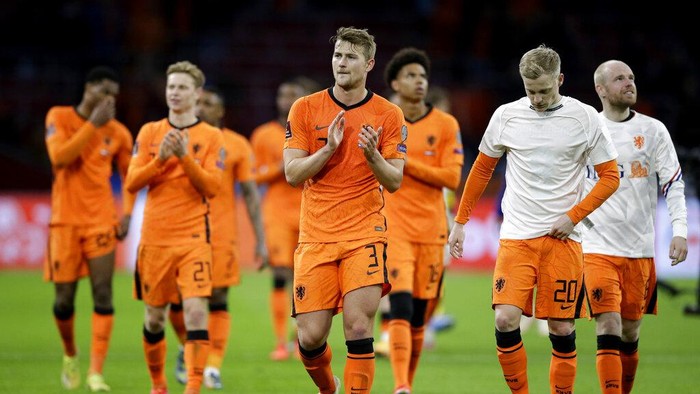 Netherlands players cheer supporters at the end of the World Cup 2022 group G qualifying soccer match between The Netherlands and Latvia at the Johan Cruyff ArenA in Amsterdam, Netherlands, Saturday, March 27, 2021. Netherlands won 2-0. (AP Photo/Peter Dejong)