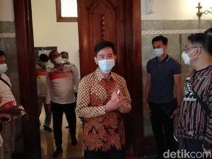 Gibran Ajak Sekjen Gerindra dkk Tengok Kamar Bung Karno di Loji Gandrung