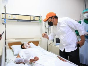 Wali Kota Makassar Jenguk Korban Bom Bunuh Diri di RS Bhayangkara