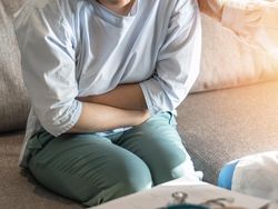 Sering Telat Makan, Kenapa Perut Malah Jadi Nyeri Usai Kenyang Dok?