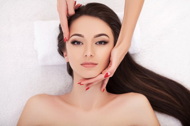 Air kelapa dapat membantu menutrisi dan melembabkan kulit kering saat dioleskan karena mengandung banyak gula dan asam amino.