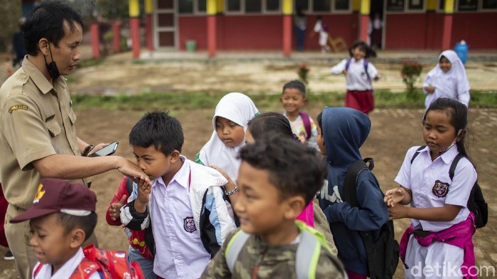 Anak-anak di Kaki Gunung Kencana Mulai Sekolah Tatap Muka Sejumlah pelajar berlangsung kaki di desa Tugu Utara, Kab Bogor, Jawa Barat, Senin (29/3/2021).