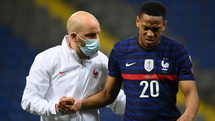 Frances forward Anthony Martial (R) receives assistance after an injury  during the FIFA World Cup Qatar 2022 qualification Group D football match between Kazakhstan and France, at the Astana Arena, in Nur-Sultan, on March 28, 2021. (Photo by FRANCK FIFE / AFP)