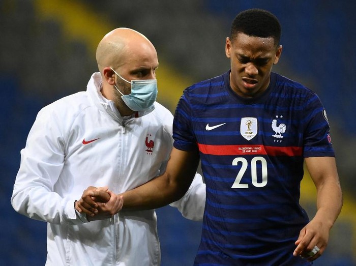 France's forward Anthony Martial (R) receives assistance after an injury  during the FIFA World Cup Qatar 2022 qualification Group D football match between Kazakhstan and France, at the Astana Arena, in Nur-Sultan, on March 28, 2021. (Photo by FRANCK FIFE / AFP)