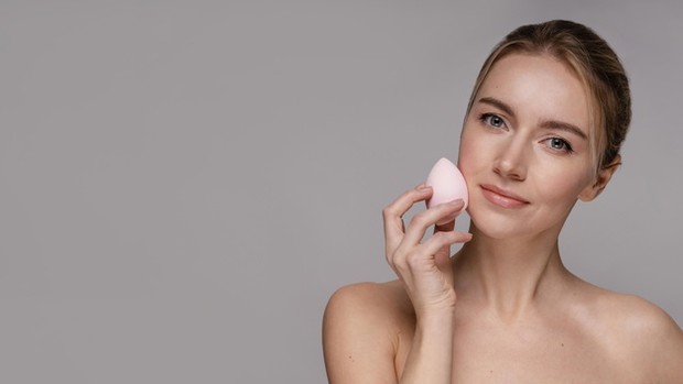 Aplikasikan foundation dengan beauty blender secara intens