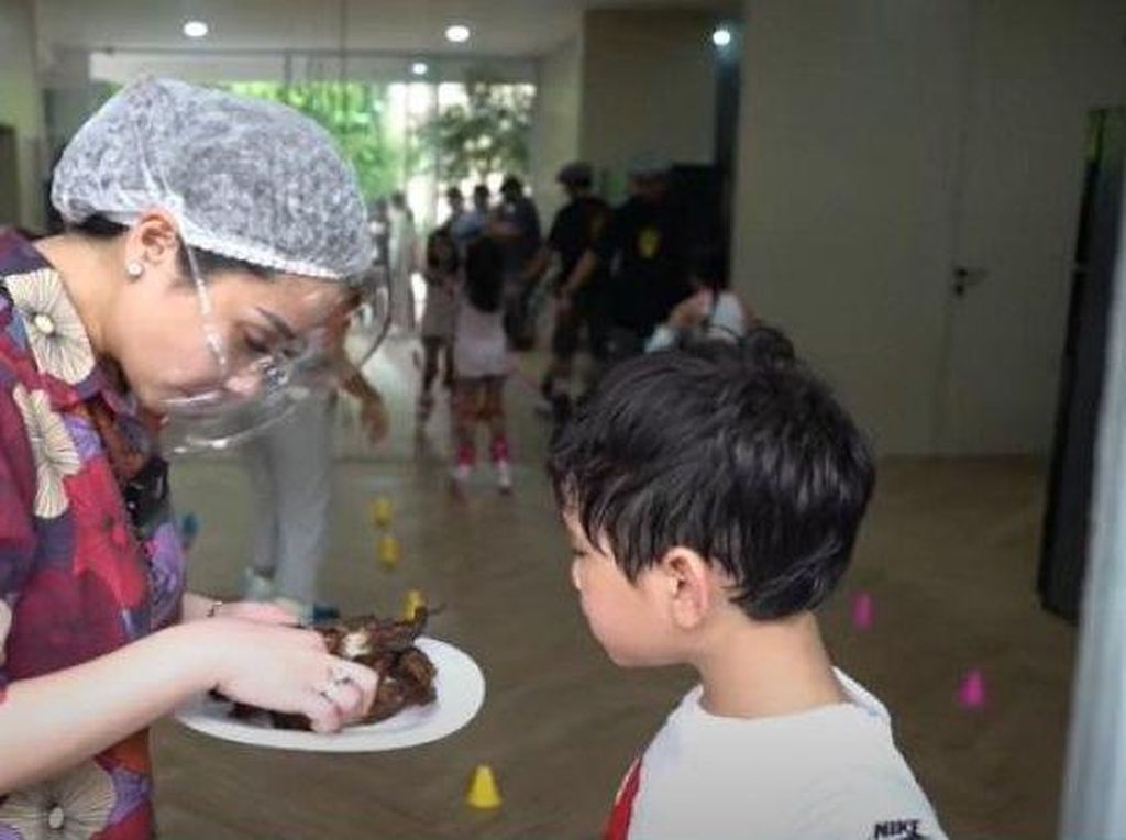 Pertama Kali Cicip Tempe dan Lele, 5 Artis Ini Langsung Ketagihan Pertama Kali Cicip Tempe dan Lele, 5 Artis Ini Langsung Ketagihan