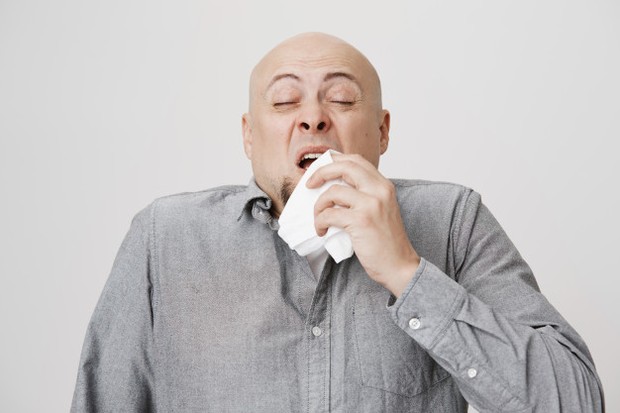 Bersin membantu membersihkan hidung kamu dari kotoran dan debu, termasuk bakteri. Secara hipotetis, pengalihan udara kembali ke telinga dari saluran hidung dapat membawa bakteri atau lendir yang terinfeksi ke telinga tengah hingga menyebabkan infeksi.