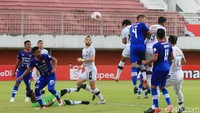 GOL! Bali United akhirnya membuka skor di menit ke-11. Umpan Lilipaly kepada Ilija Spasojevic dituntaskan penyerang 33 tahun itu dengan sepakan jarak jauh yang bersarang telak di sudut kanan gawang Persiraja.