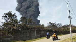Kepulan Asap Hitam di Langit Balongan