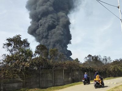 Kepulan Asap Hitam di Langit Balongan