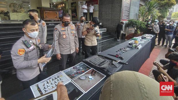 Densus 88 Antiteror Polri merilis sejumlah barang bukti yang ditemukan dalam penangkapan terduga teroris di wilayah Condet, Jakarta Timur dan Kabupaten Bekasi pada Senin (29/3