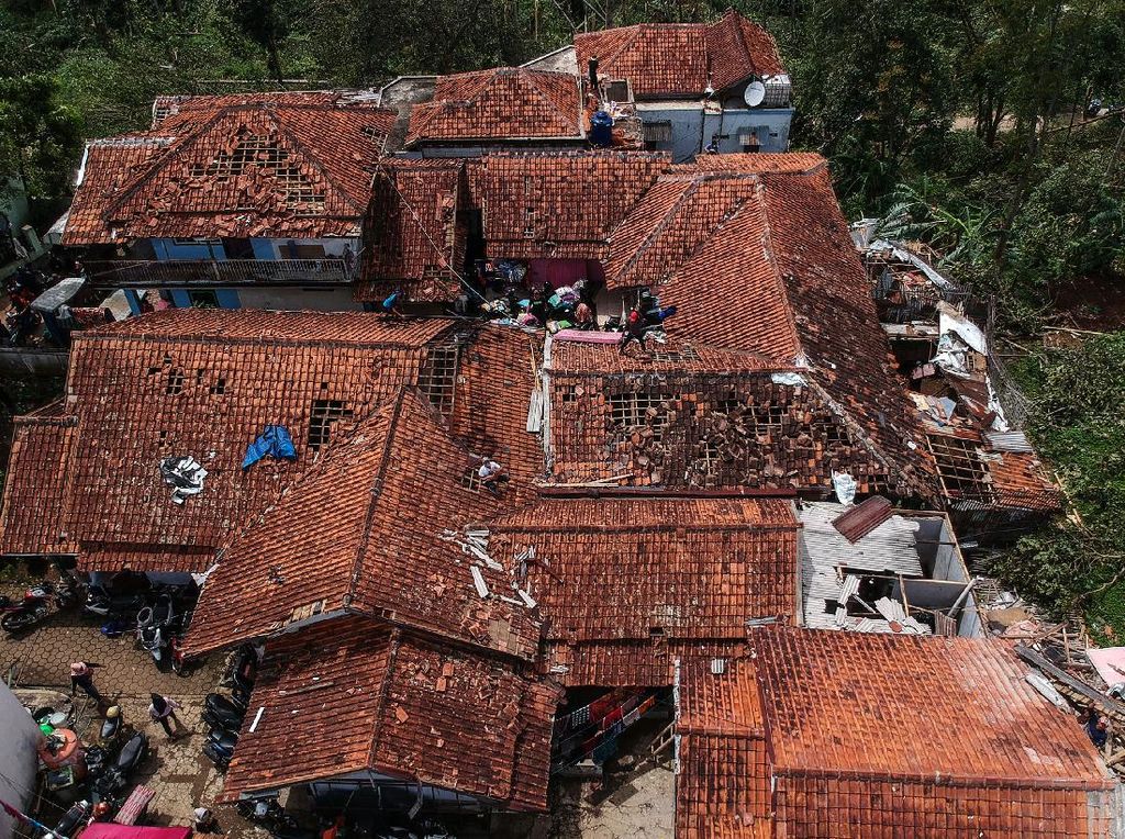 Puting Beliung di Cimenyan Bandung, BPBD: 361 Rumah Rusak Puting Beliung di Cimenyan Bandung, BPBD: 361 Rumah Rusak