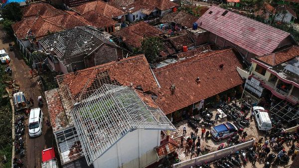 Puting Beliung Terjang Rumah Warga di Bandung