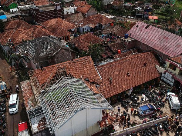 Puting Beliung Terjang Rumah Warga di Bandung