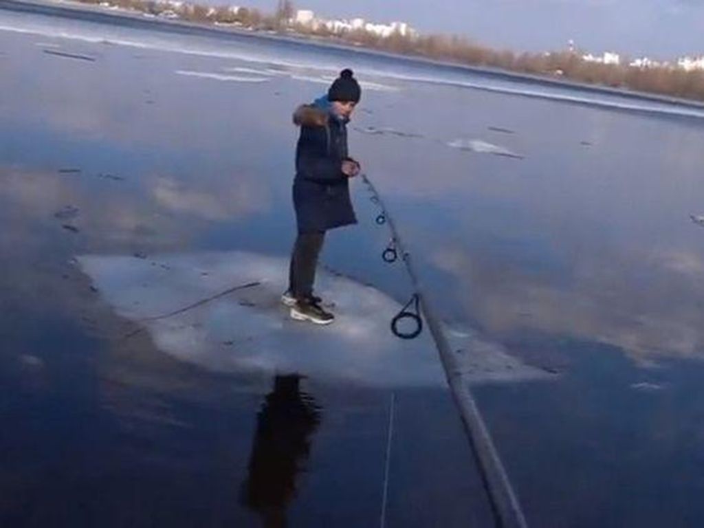 Kasian Bocah Ini, Terdampar di Atas Es, Untung Ditolong Pemancing Kasian Bocah Ini, Terdampar di Atas Es, Untung Ditolong Pemancing