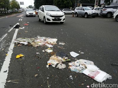 Ceceran Sampah Truk TPA Kotori Jalan MT Haryono