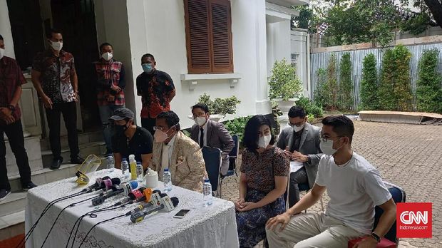 Istri Hotma Sitompul, Desiree Tarigan, menggelar konferensi pers ditemani Hotman Paris.