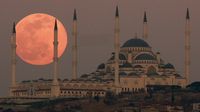 Foto Full Moon Hiasi Langit Istanbul