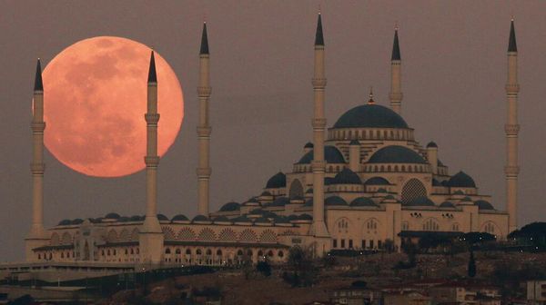Foto Full Moon Hiasi Langit Istanbul
