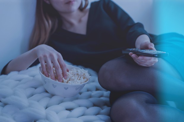 Foto: pexels.com Tidur saat TV masih menyala.