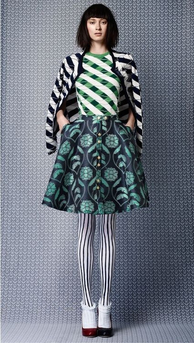 Foto: pinterest.com/thombrowne.com/ 3 motif berbeda yang disatukan dengan warna monokrom.