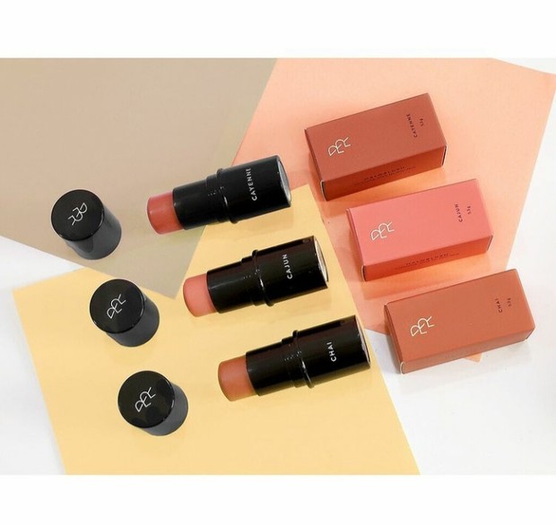 Foto: Rollover Reaction/instagram.com/youthmiwa 5 Blush On Stick untuk Pipi Merona Seharian