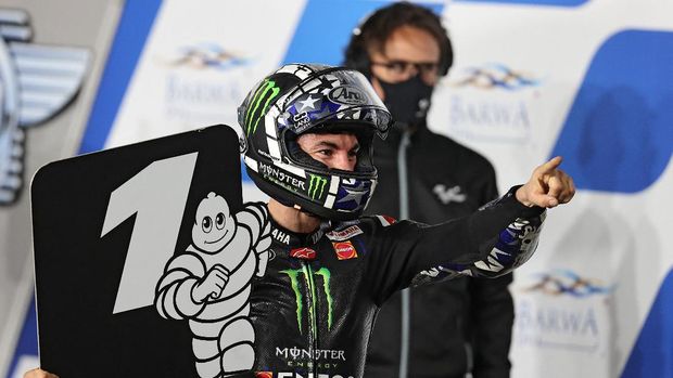 Monster Energy Yamaha MotoGP's Spanish rider Maverick Vinales celebrates after winning the Moto GP Qatar Grand Prix at the Losail International Circuit, in the city of Lusail on March 28, 2021. (Photo by KARIM JAAFAR / AFP)