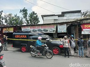 Terduga Teroris Ditangkap Densus, Gegana Siaga di Showroom Mobil Condet