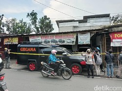Terduga Teroris Ditangkap Densus, Gegana Siaga di Showroom Mobil Condet