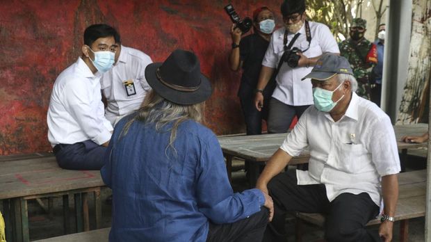 Wali Kota Solo, Gibran Rakabuming Raka duduk di meja saat berbincang dengan Menteri Pekerjaan Umum dan Perumahan Rakyat (PUPR) Basuki Hadimuljono.