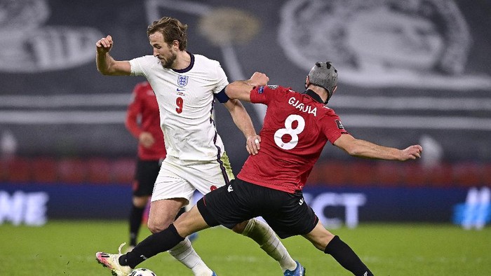 TIRANA, ALBANIA - MARCH 28: Harry Kane of England is challenged by Klaus Gjasula of Albania during the FIFA World Cup 2022 Qatar qualifying match between Albania and England at the Qemal Stafa Stadium on March 28, 2021 in Tirana, Albania. Sporting stadiums around Europe remain under strict restrictions due to the Coronavirus Pandemic as Government social distancing laws prohibit fans inside venues resulting in games being played behind closed doors.  (Photo by Mattia Ozbot/Getty Images)