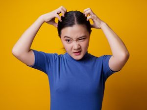 9 Cara Menghilangkan Ketombe, Aman dan Mudah Dilakukan di Rumah 9 Cara Menghilangkan Ketombe, Aman dan Mudah Dilakukan di Rumah