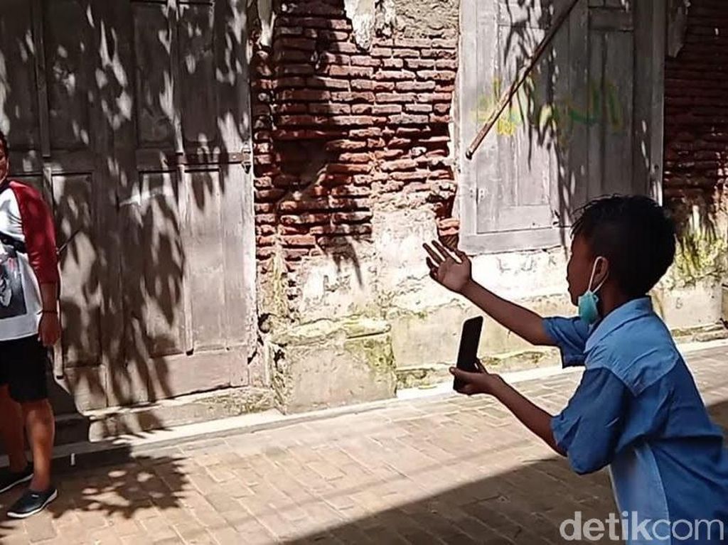 Inspiratif, Siswa SD Ini Jadi Pengarah Gaya Foto di Kota Lama Semarang Inspiratif, Siswa SD Ini Jadi Pengarah Gaya Foto di Kota Lama Semarang