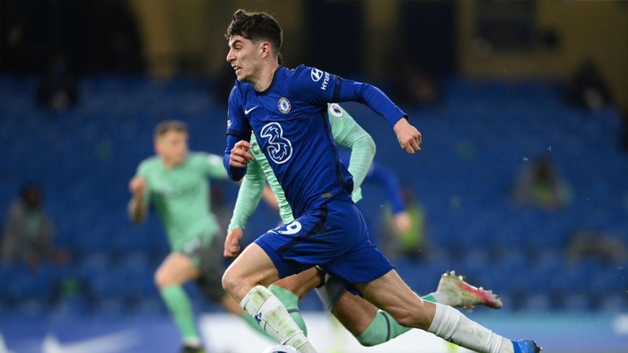 LONDON, ENGLAND - MARCH 08: Kai Havertz of Chelsea buests forward during the Premier League match between Chelsea and Everton at Stamford Bridge on March 08, 2021 in London, England. Sporting stadiums around the UK remain under strict restrictions due to the Coronavirus Pandemic as Government social distancing laws prohibit fans inside venues resulting in games being played behind closed doors. (Photo by Mike Hewitt/Getty Images)
