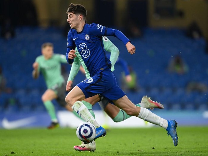 LONDON, ENGLAND - MARCH 08: Kai Havertz of Chelsea buests forward during the Premier League match between Chelsea and Everton at Stamford Bridge on March 08, 2021 in London, England. Sporting stadiums around the UK remain under strict restrictions due to the Coronavirus Pandemic as Government social distancing laws prohibit fans inside venues resulting in games being played behind closed doors. (Photo by Mike Hewitt/Getty Images)