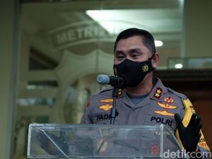 Kapolda Metro Larang Anggota Jumpa Pers Bawa Senpi Laras Panjang Kapolda Metro Larang Anggota Jumpa Pers Bawa Senpi Laras Panjang