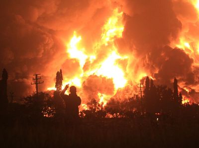 Penampakan Kobaran Api yang Membakar Kilang Pertamina Balongan