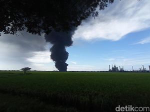 Api Masih Menyala di Kilang Pertamina Indramayu Api Masih Menyala di Kilang Pertamina Indramayu