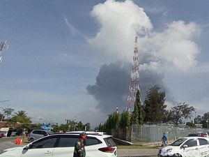 Asap Masih Membubung di Kilang Pertamina Balongan Asap Masih Membubung di Kilang Pertamina Balongan