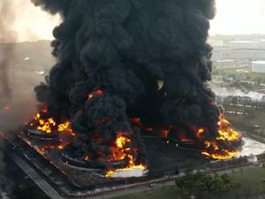 Penampakan Api Berkobar di Kilang Minyak Pertamina Indramayu