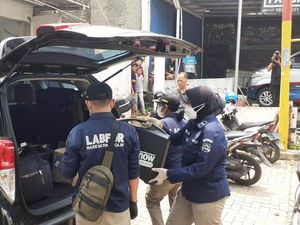 Densus Keluarkan Mobil Putih-Koper dari Rumah Terduga Teroris di Bekasi