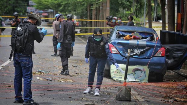 Indonesian police conduct a reconstruction in Makassar on March 29, 2021, one day after a suicide bombing at a cathedral on Palm Sunday. (Photo by ANDRI SAPUTRA / AFP)