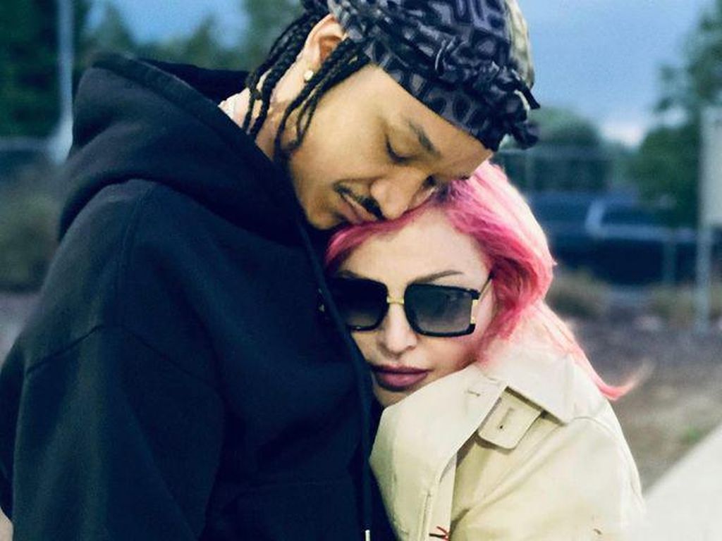 Madonna Cium Mesra Pacar Sambil Hisap Ganja Madonna Cium Mesra Pacar Sambil Hisap Ganja