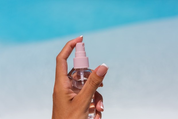 Air kelapa banyak disukai karena selain menyegarkan, ini juga melembabkan dan melembabkan kulit.