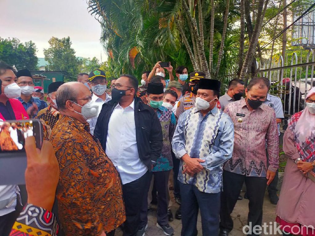 Ke Gereja Katedral Makassar, Menag Puji Kosmas yang Hadang Bomber Ke Gereja Katedral Makassar, Menag Puji Kosmas yang Hadang Bomber