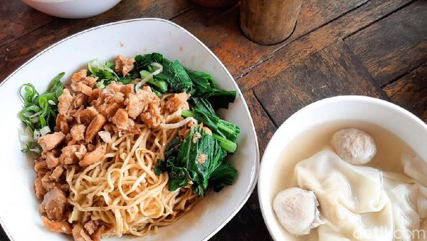 Sedapnya Makan Mie Yamin Plus Pangsit di Bawah Pohon Rindang