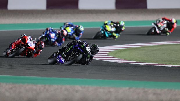 Monster Energy Yamaha MotoGP's Spanish rider Maverick Vinales (C) drives during the Moto GP Qatar Grand Prix at the Losail International Circuit, in the city of Lusail on March 28, 2021. (Photo by KARIM JAAFAR / AFP)